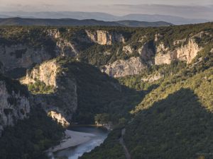 2503 Le Pont d'arc et la Combe d'Arc (grotteChauvet)